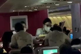 生命接力！孕妇在飞机上突然临产，空姐联手护士顺利接生一名男婴视频封面