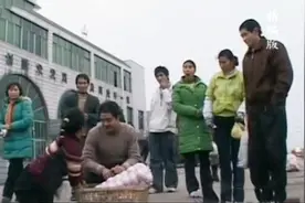女子先天性没手脚，自食其力养活自己，不料求人帮忙遇真爱！视频封面