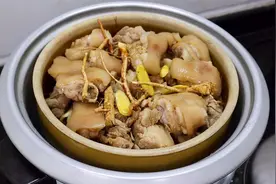 一道让人吃了会上瘾的干蒸猪脚，教你正宗做法，肉香Q弹越嚼越香视频封面