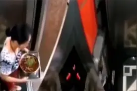 电梯发生故障时，女子端菜从缝隙中跳下，网友直呼：注意安全！视频封面