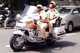 越南交警骑着老款本田金翼摩托车为车队开道视频封面