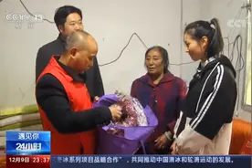 带着妈妈上学的医学生说想亲手治好她视频封面