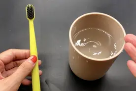 牙齿发黄不要去洗牙，刷牙时加这两样，牙垢轻松去除，都学学吧视频封面