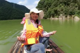 竹筏被困水库，风景再美也无心欣赏，看看我们最后如何脱险？视频封面