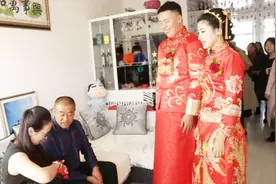 辽宁小伙接亲，丈母娘给了万里挑一的大红包，新郎笑得合不拢嘴视频封面