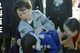儿科医生：小男孩吃香蕉突然噎住，大夫刚好路过，一出手就救回来视频封面
