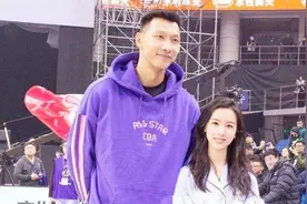 当易建联老婆有多幸福？阿联收入主动上交，还洁身自好从不闹绯闻视频封面