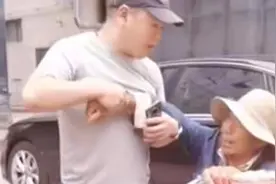 河南大爷撞上路边车辆后，搬出全部鸡蛋赔偿，车主做法引网友怒赞视频封面