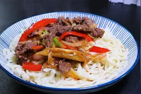 在家也能做的葱爆牛肉盖浇面，爽滑入味，面条筋道，看了就会做视频封面