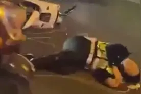 网传广西柳州一电动车冲卡撞伤交警 警方回应：正在调查处理中视频封面