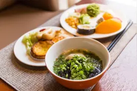 一天两顿饭和一天三顿饭，哪种更健康？一日三餐，哪顿饭更重要？视频封面