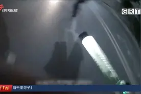 疯狂！超载泥头车遮牌逃避执法还撞警车 东莞民警的反击大快人心视频封面