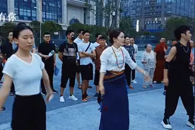 网络流行热歌《画你》，  二胡版别样风格视频封面