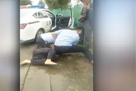 陕西两名警察执法中把老人按倒在地 官方通报：已被停职视频封面