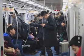 纪录片：女孩坐地铁低头玩手机，突然下秒十级伤残，后悔也来不及