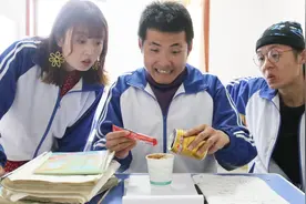 搞笑：作业太多？红牛和咖啡的搭配真爽，学渣：再来10本作业视频封面