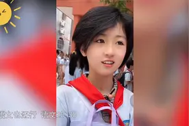 妈妈接女儿放学意外走红，不仅有颜还是学霸，网友：神仙颜值！视频封面