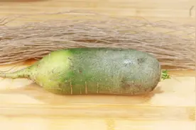 萝卜里加一把粉条，教你好吃做法，入味下饭又解馋，比肉还香！视频封面