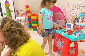 小女孩和妈妈想尽各种办法打怪兽，他们会成功吗视频封面