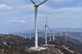 蹬中国华南最大风力发电场，这是南方的雪山，满山岭大风车太壮观视频封面