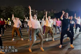 公园一美女领舞好卖力，但后排眼镜姐太抢眼了，她才是灵魂舞者视频封面