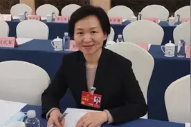 马玉霞代表：重视科技创新人才早期培养，加强小学科学教师培养视频封面