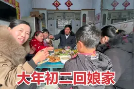 回娘家，弟媳做一桌子饭菜招待，爸爸一句不舍得闺女干活，想流泪视频封面