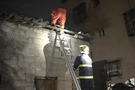 海口市琼山区一间老旧瓦房坍塌 60岁阿婆被困视频封面