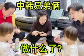 中韩双胞胎萌娃吃披萨，被韩国奶奶“吼”了，看这小家伙干了啥？视频封面