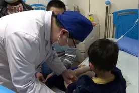 两岁男童不慎触碰充电线，致全身多处灼伤视频封面