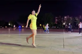 美女穿高跟鞋跳鬼步舞，作秀吗还真别说，跳得真好，转发分享了视频封面
