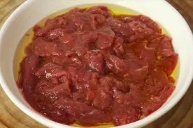 大厨教你家常版腌牛肉的绝招，简单方便又滑嫩，我先收藏了视频封面