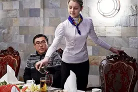 来中国餐厅的俄罗斯女经理，一个月工资9000元，能养活自己吗？视频封面