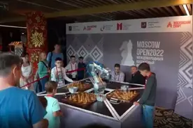 罕见！7岁男孩与国际象棋机器人对弈，因犯规被机器人折断手指视频封面