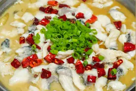饭店的酸菜鱼水煮鱼为什么那么滑嫩那么好吃呢？今天大厨教给大家视频封面