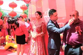 母亲在婚礼上，说给女婿的一席话，感动在场所有人视频封面