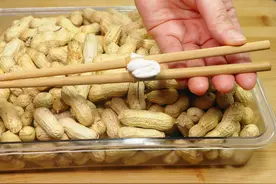剥花生米别手抠了，用2根筷子1张纸，1分钟剥一大盆，快速不伤手视频封面