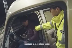 男子非法运输36箱“火炮儿” 被查时还不忘发语音：交警喊我熄火视频封面