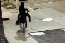 美国一女子被人用棒球棍击打后脑瞬间倒地 监控曝光丧心病狂一幕视频封面