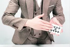 魔术揭秘：手在牌上一摸就变了，原理是这样视频封面
