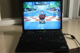 07年的笔记本居然还能玩20年的网游大作ThinkPadX61第一人称拆机视频封面