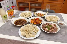 我家二月二的晚餐，用春日里独有的野菜包了饺子，味道格外鲜美视频封面