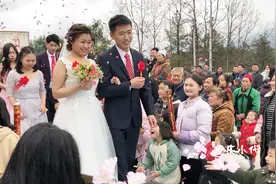 重庆农村包工头家娶儿媳妇，新郎帅气新娘漂亮，现场人山人海视频封面