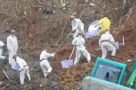 直击现场！MU5735救援人员腰间系安全绳，固定身体作业，注意安全视频封面