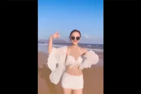 盘点美女游泳合集，小伙撩妹技术相当可以，多学学视频封面