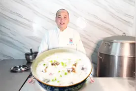 大厨分享广式酒店“皮蛋瘦肉粥”，煮好一碗粥原来有那么多学问视频封面