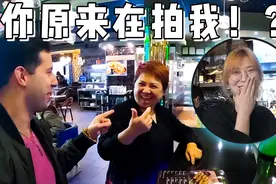 老外在美国中餐厅终于找到了中国的感觉！跟东北大姐聊得倍爽！视频封面