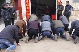 农村特有的磕头拜年，到底是陋习遗毒，还是文化传承？视频封面