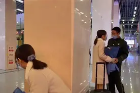 女友躲柱子后想给兵哥哥惊喜 没想到被反侦察“吓到”结局太甜！视频封面