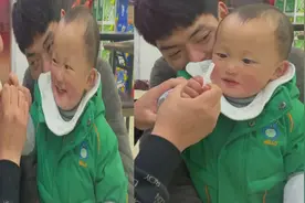 2岁萌娃和叔叔玩耍，没想到手中的奶酪棒被吃掉，下一秒立马变脸视频封面